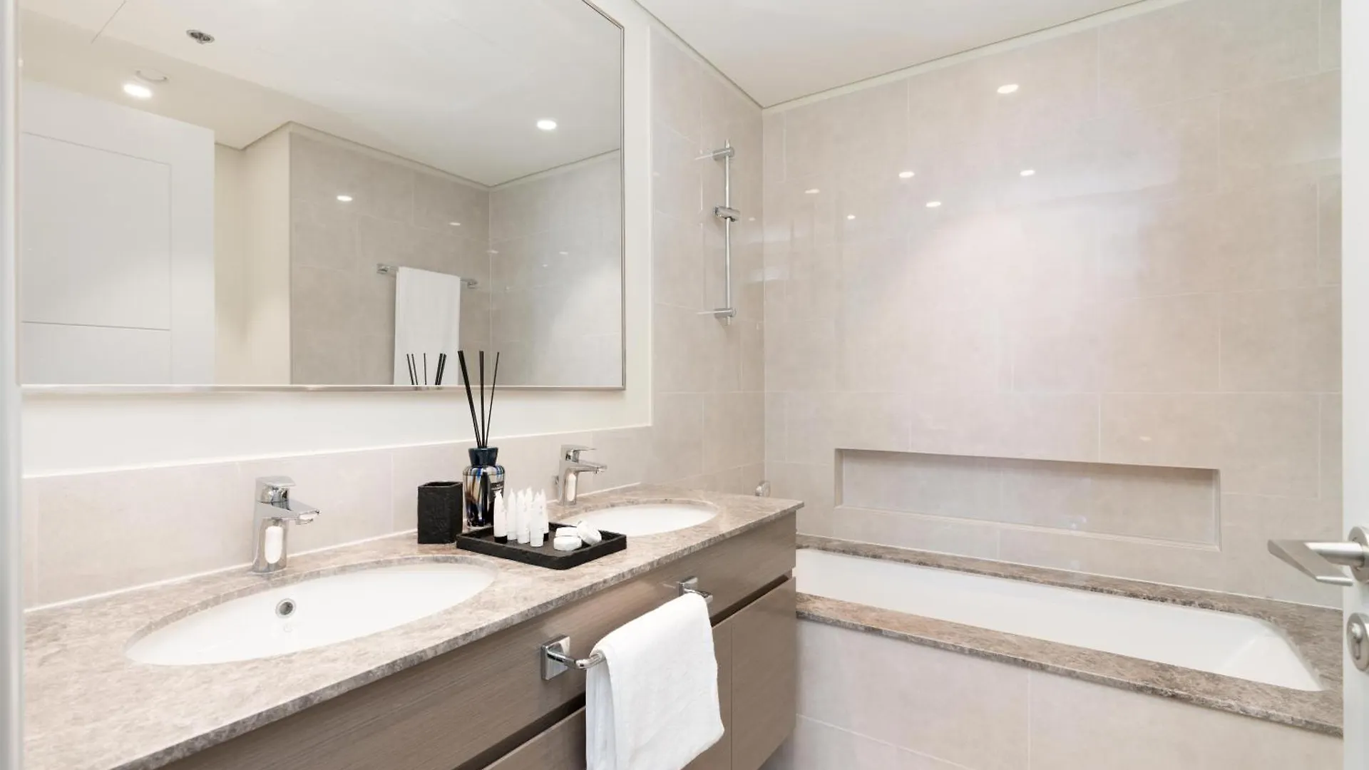 Forte Tower 1 - Modernized Two Bedroom Apartment In Downtown Dubai