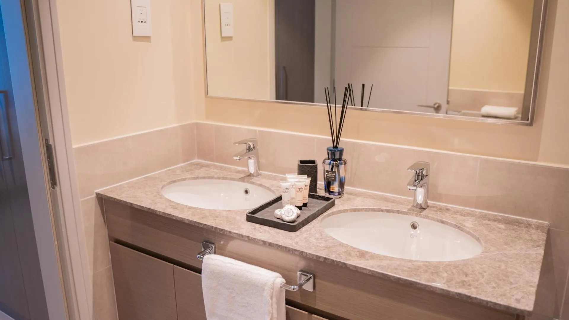 Forte Tower 1 - Modernized Two Bedroom Apartment In Downtown Dubai 0*,